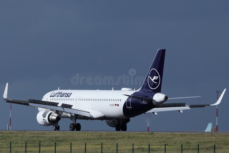 Lufthansa a320 touchdown to cdg paris Airport