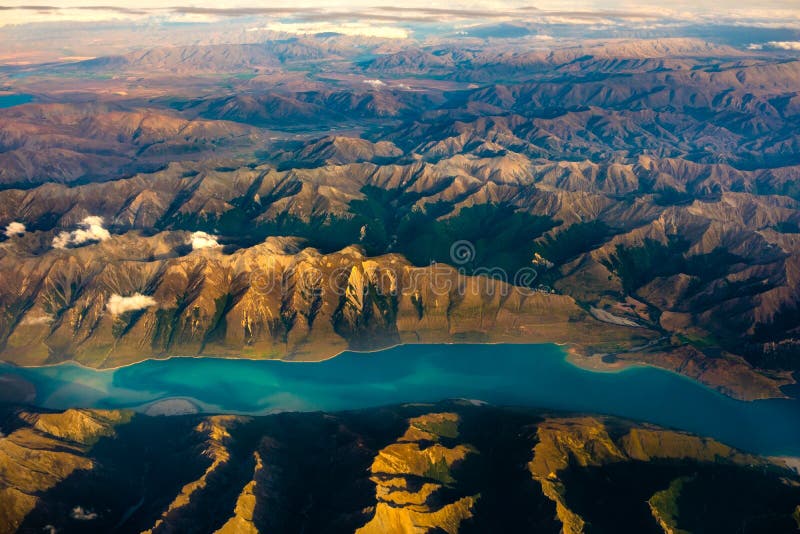 Luftlandschaftsansicht des Gebirgszugs und des Sees, Neuseeland stockfotos Luftlandschaftsansicht des Gebirgszugs und des Sees, Neuseeland stockfotos