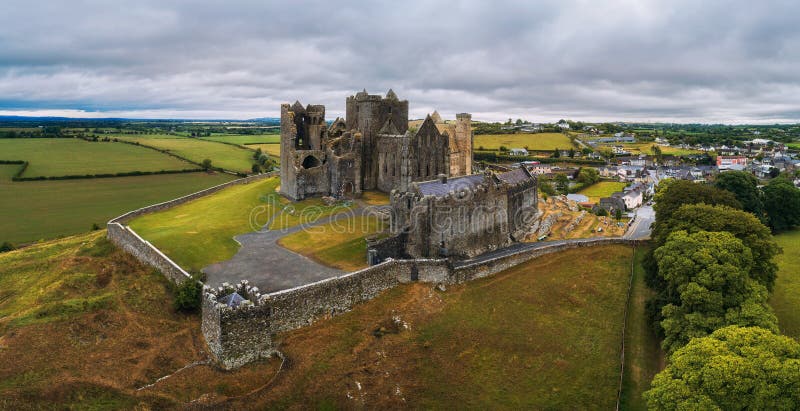 Luftpanorama des Felsens von Cashel in Irland stockfotos Luftpanorama des Felsens von Cashel in Irland stockfotos