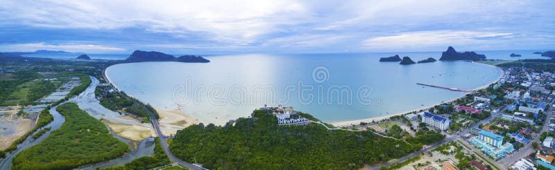Luftpanoramaansicht von Prachuap- Khiri Khanhafen südlich von t lizenzfreie stockfotografie Luftpanoramaansicht von Prachuap- Khiri Khanhafen südlich von t lizenzfreie stockfotografie