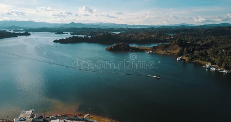 Ein Luftschuß einer Anlegestelle, die im See von EL-penol im guatape Kolumbien passiert