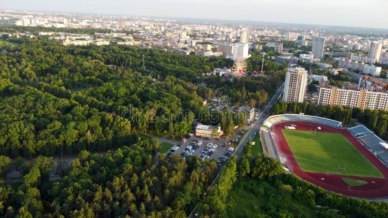 Luftseilbahn Kharkiv Stadtmitte Stadtbild mit Stadion