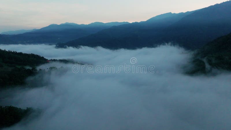Luftsicht auf Wolke und Berg stock footage