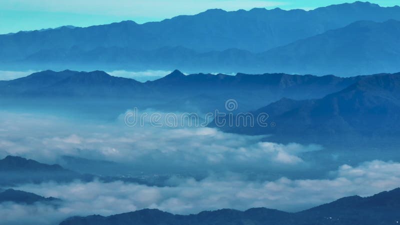 Luftsicht auf Wolke und Berg stock video footage