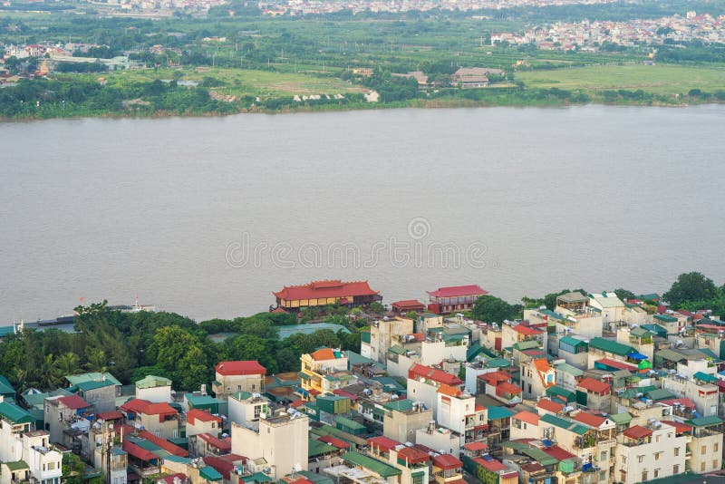 Luftskylineansicht von den Residenthäusern, die durch Red River in Bezirk Hoan Kiem, Hanoi, Vietnam bleiben stockfoto Luftskylineansicht von den Residenthäusern, die durch Red River in Bezirk Hoan Kiem, Hanoi, Vietnam bleiben stockfoto