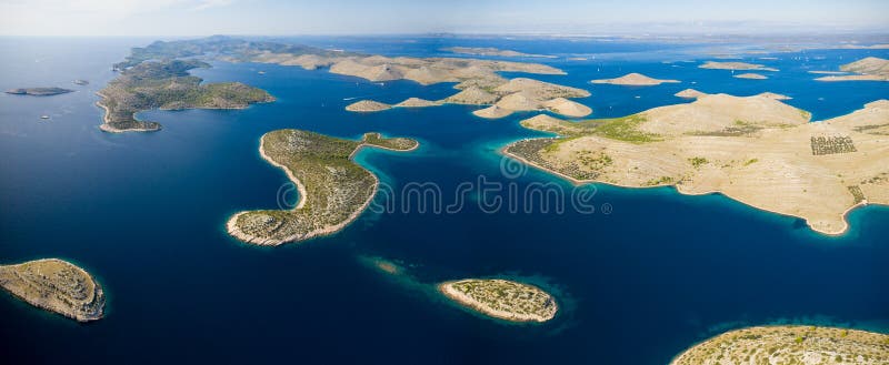 Luftsynen på hav och små öar i Kornati nationalpark royaltyfri bild Luftsynen på hav och små öar i Kornati nationalpark royaltyfri bild