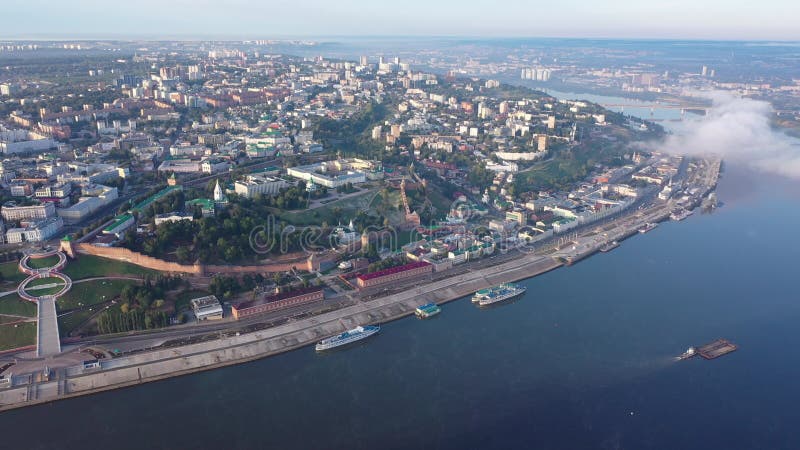 Lufttrockenansicht von kremlin in nizhny novgord und Fluss volga auf Sonnenuntergang russisch