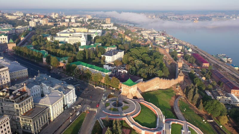 Lufttrockenansicht von kremlin in nizhny novgord und Fluss volga auf Sonnenuntergang russisch