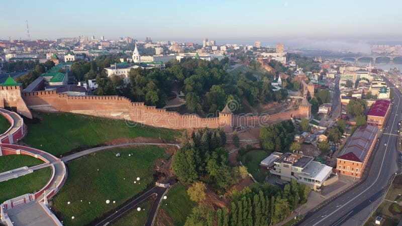 Lufttrockenansicht von kremlin in nizhny novgord und Fluss volga auf Sonnenuntergang russisch