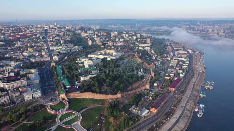 Lufttrockenansicht von kremlin in nizhny novgord und Fluss volga auf Sonnenuntergang russisch