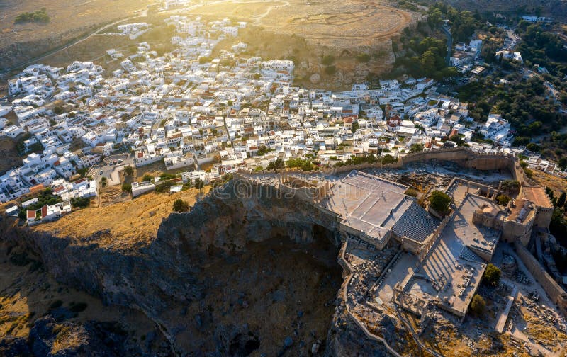 Luftvögel Augenblick Drohnenfoto des Dorfes Lindos, Insel Rhodos, Dodekanes, Griechenland Sonnenuntergang mit Schloss stockfotografie Luftvögel Augenblick Drohnenfoto des Dorfes Lindos, Insel Rhodos, Dodekanes, Griechenland Sonnenuntergang mit Schloss stockfotografie