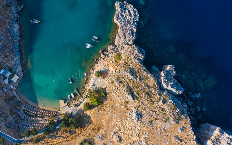 Luftvögel Blickwinkel Drohne Foto Saint Paul Bucht in der Nähe von Dorf Lindos, Rhodes Insel, Dodekanes, Griechenland Sonniges Pa lizenzfreie stockfotos Luftvögel Blickwinkel Drohne Foto Saint Paul Bucht in der Nähe von Dorf Lindos, Rhodes Insel, Dodekanes, Griechenland Sonniges Pa lizenzfreie stockfotos