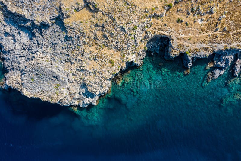 Luftvögel Blickwinkel Drohne Foto Saint Paul Bucht in der Nähe von Dorf Lindos, Rhodes Insel, Dodekanes, Griechenland Sonniges Pa lizenzfreies stockbild Luftvögel Blickwinkel Drohne Foto Saint Paul Bucht in der Nähe von Dorf Lindos, Rhodes Insel, Dodekanes, Griechenland Sonniges Pa lizenzfreies stockbild