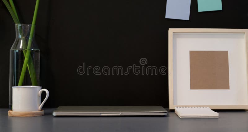 Lugar de trabajo creativo oscuro elegante foto de archivo libre de regalías Lugar de trabajo creativo oscuro elegante foto de archivo libre de regalías