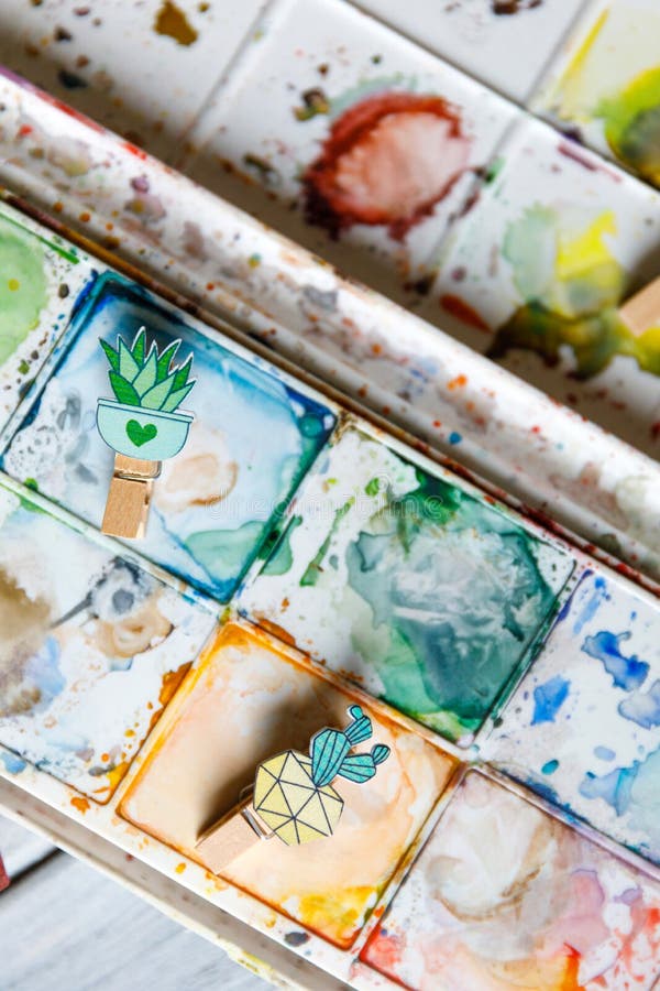 Lugar de trabajo del artista: Tabla blanca de un artista con las herramientas del arte para dibujar imagen de archivo libre de regalías Lugar de trabajo del artista: Tabla blanca de un artista con las herramientas del arte para dibujar imagen de archivo libre de regalías