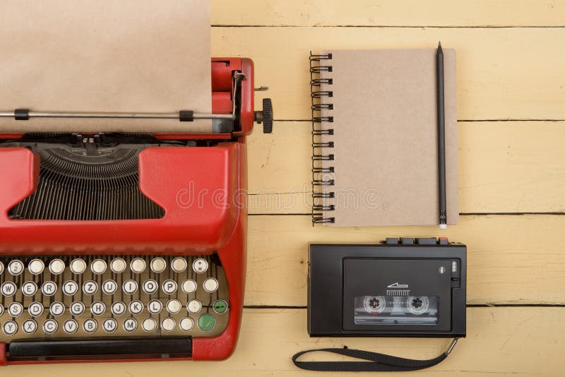 Lugar de trabajo del escritor o del periodista - m?quina de escribir roja del vintage en el escritorio de madera amarillo fotos de archivo libres de regalías Lugar de trabajo del escritor o del periodista - m?quina de escribir roja del vintage en el escritorio de madera amarillo fotos de archivo libres de regalías