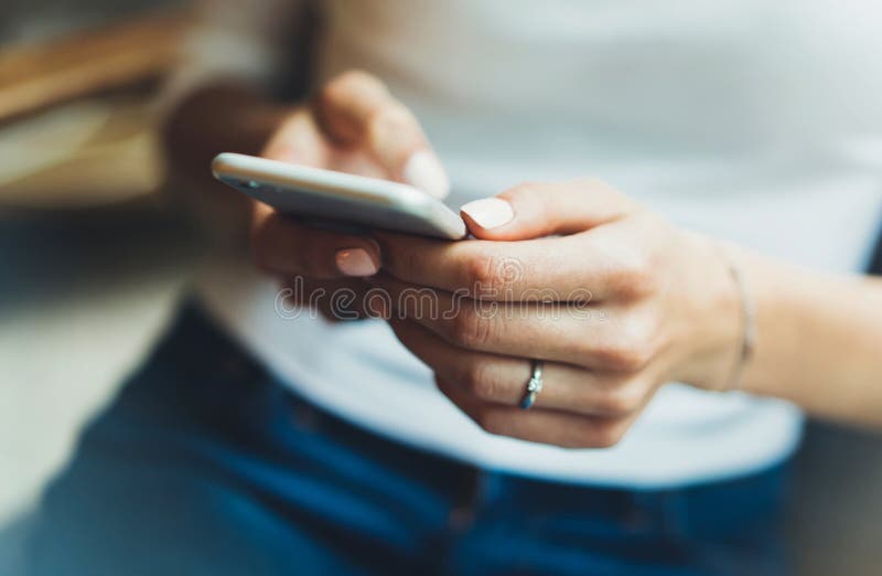 Lugar de trabajo en casa persona que usa el gestor de hipster de smartphone que sostiene el mensaje de texto de chica de gadget mó foto de archivo libre de regalías