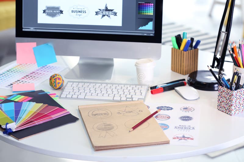 Lugar de trabajo moderno del diseñador gráfico fotografía de archivo Lugar de trabajo moderno del diseñador gráfico fotografía de archivo
