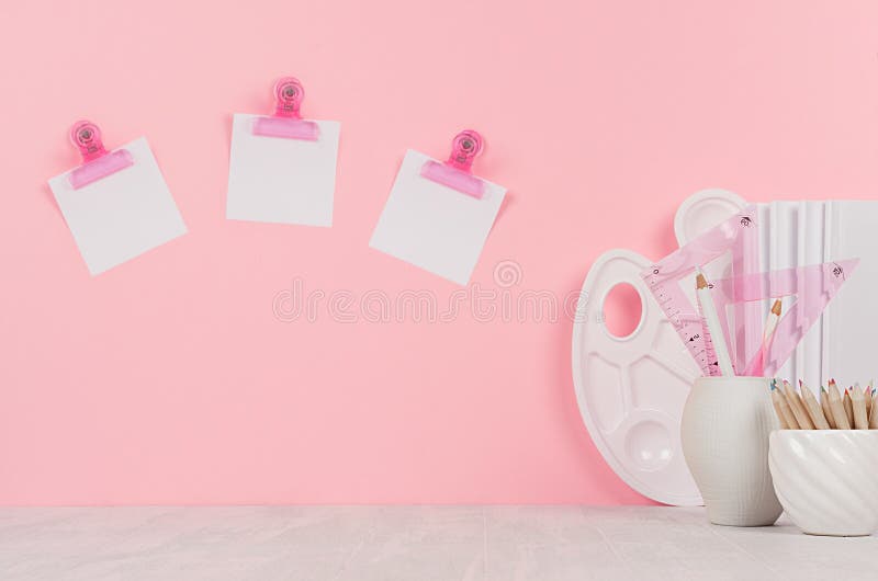Lugar de trabajo moderno elegante de los diseñadores con los efectos de escritorio blancos, paleta, lápices, etiquetas engomadas imagen de archivo libre de regalías Lugar de trabajo moderno elegante de los diseñadores con los efectos de escritorio blancos, paleta, lápices, etiquetas engomadas imagen de archivo libre de regalías