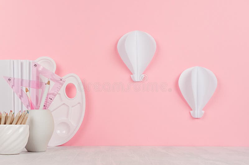 Lugar de trabajo moderno elegante de los diseñadores para el artista con los efectos de escritorio blancos, la paleta, los lápice imagen de archivo libre de regalías Lugar de trabajo moderno elegante de los diseñadores para el artista con los efectos de escritorio blancos, la paleta, los lápice imagen de archivo libre de regalías