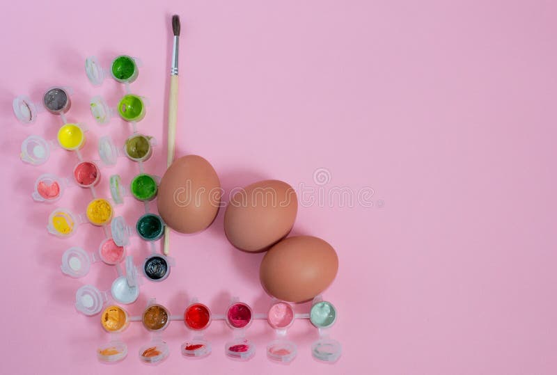 Lugar de trabajo de Pascua que se prepara para los huevos de pintura del pollo para el día de fiesta en fondo rosado con el copys fotografía de archivo Lugar de trabajo de Pascua que se prepara para los huevos de pintura del pollo para el día de fiesta en fondo rosado con el copys fotografía de archivo