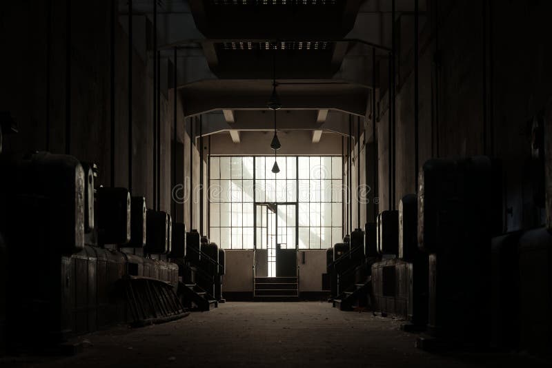 Sonhar Com Lugar Sujo E Escuro Lugar escuro e abandonado foto de stock. Imagem de deserted - 44779396