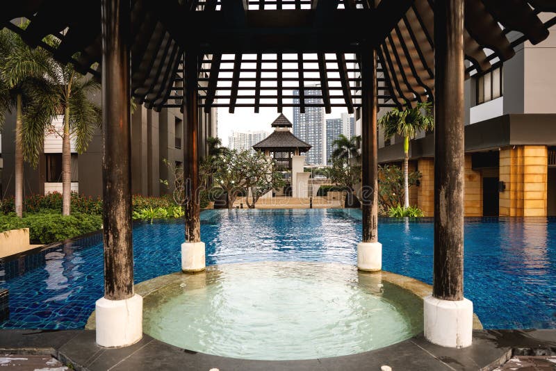 Lugar para la meditación en Tailandia cerca de la piscina en la puesta del sol fotos de archivo Lugar para la meditación en Tailandia cerca de la piscina en la puesta del sol fotos de archivo