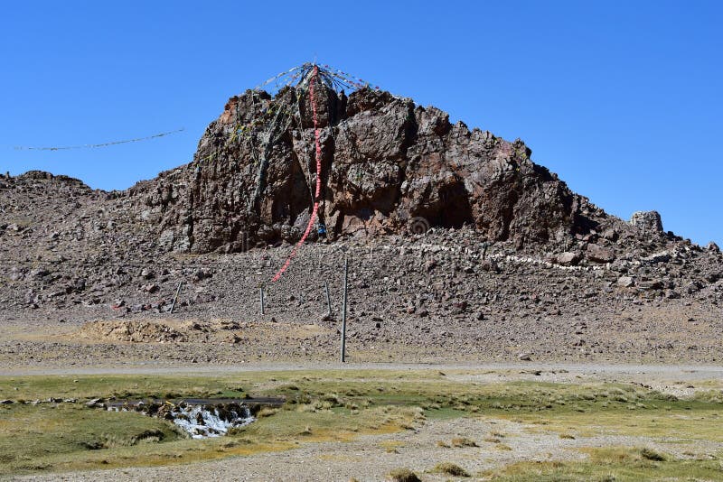 Lugar tibetano típico del poder y de la adoración, marcado con las banderas coloridas con mantras cerca del lago Seling imagen de archivo