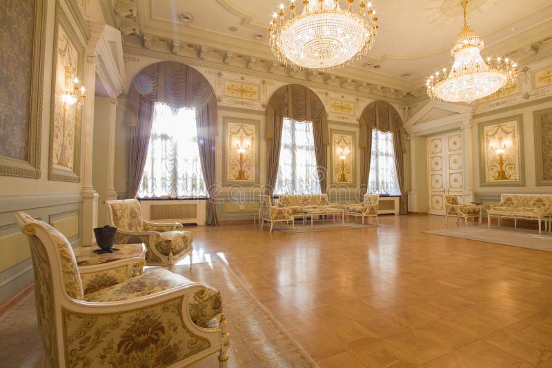Lugar turístico de lujo y hermoso de KAZÁN, de RUSIA - 16 de enero de 2017, ayuntamiento - - muebles antiguos en el interior fotos de archivo Lugar turístico de lujo y hermoso de KAZÁN, de RUSIA - 16 de enero de 2017, ayuntamiento - - muebles antiguos en el interior fotos de archivo