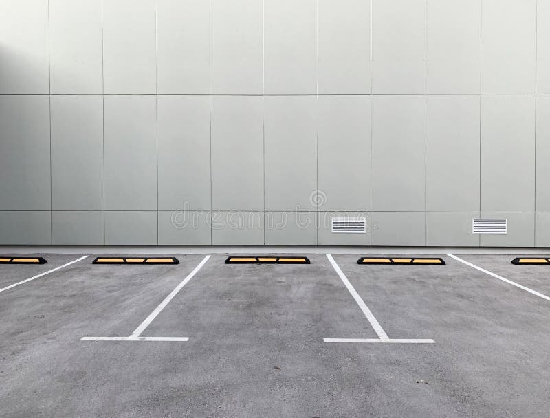 Lugares de estacionamento vazios