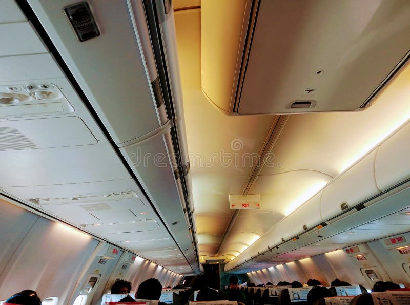 painel de controle do ar condicionado do avião sobre os assentos