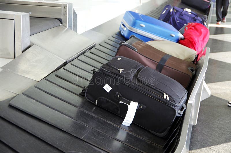 Maletas sobre el equipaje banda sobre el aeropuerto.