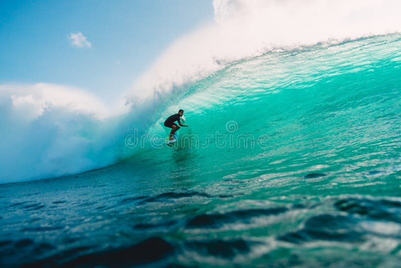 29 LUGLIO 2018 Bali, Indonesia Giro del surfista sull'onda del barilotto Praticare il surfing professionale nell'oceano alle gran