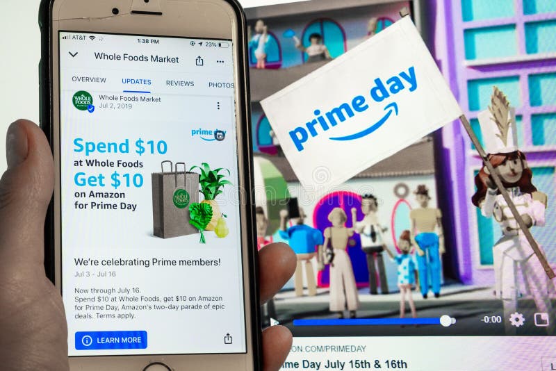 12 luglio 2019 Sunnyvale/CA/U.S.A. - telefono cellulare con l'annuncio di Whole Foods e promozione per l'annuncio di giorno dell' fotografia stock libera da diritti 12 luglio 2019 Sunnyvale/CA/U.S.A. - telefono cellulare con l'annuncio di Whole Foods e promozione per l'annuncio di giorno dell' fotografia stock libera da diritti