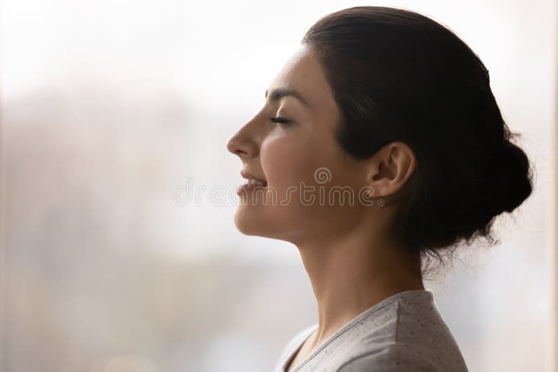 Lugn indian för årtusenden andedräkt djup meditation med slutna ögon royaltyfri bild
