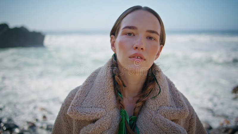 Lugn kvinna i porträttet som ger solig strand. Modeodell med rastande sjö i braider royaltyfri foto