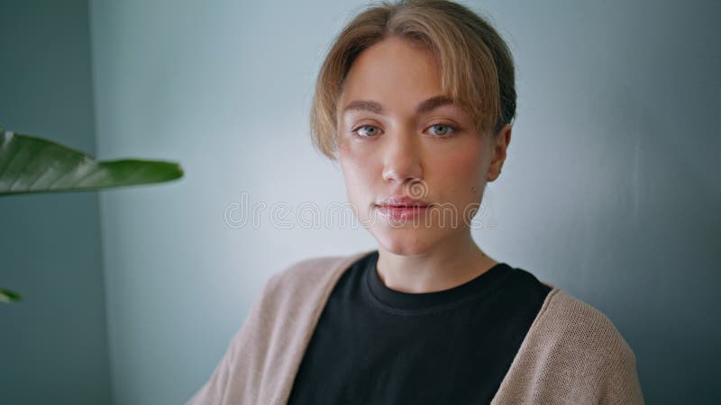 Lugn kvinna som leker i hälso- och sjukvårdshallen. vacker flicka arkivfoton
