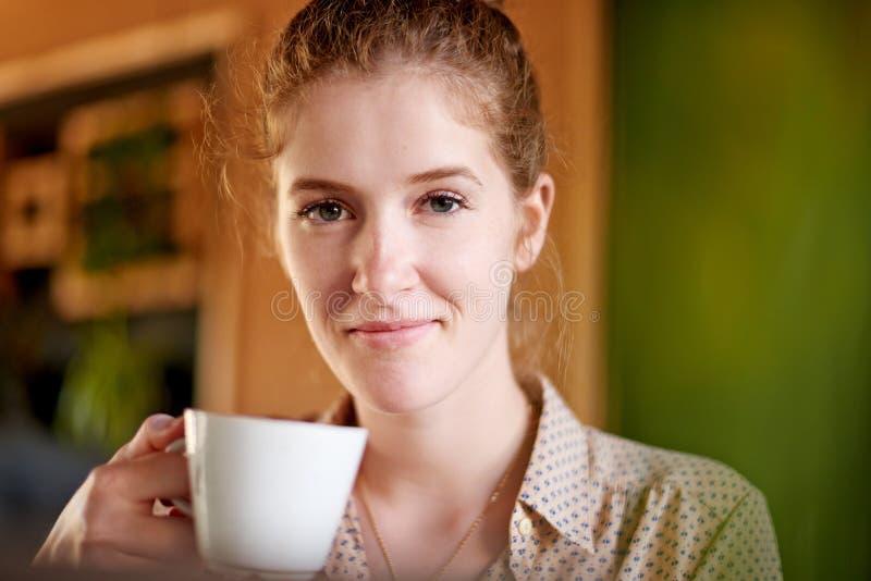 Lugn och kvinna i kaffet och slappna av med bekvämt service och bryt sig. arkivbild