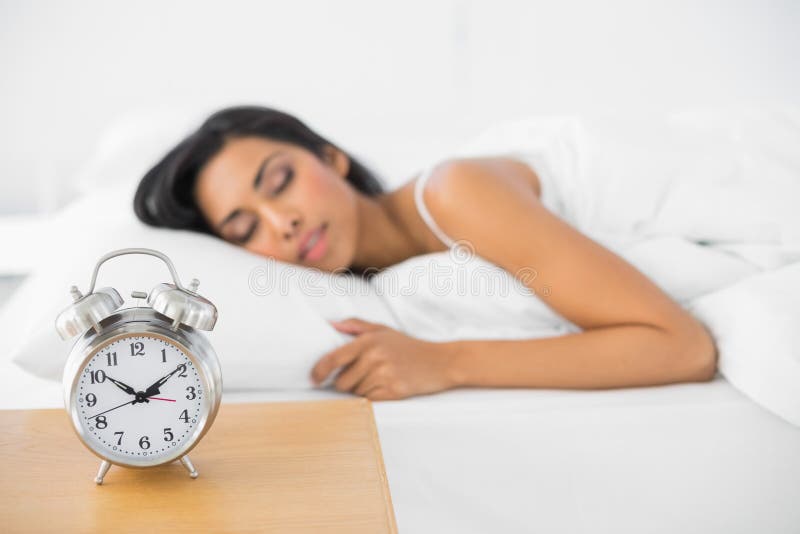 Lugna härlig kvinna som sover att ligga i hennes säng arkivfoton Lugna härlig kvinna som sover att ligga i hennes säng arkivfoton