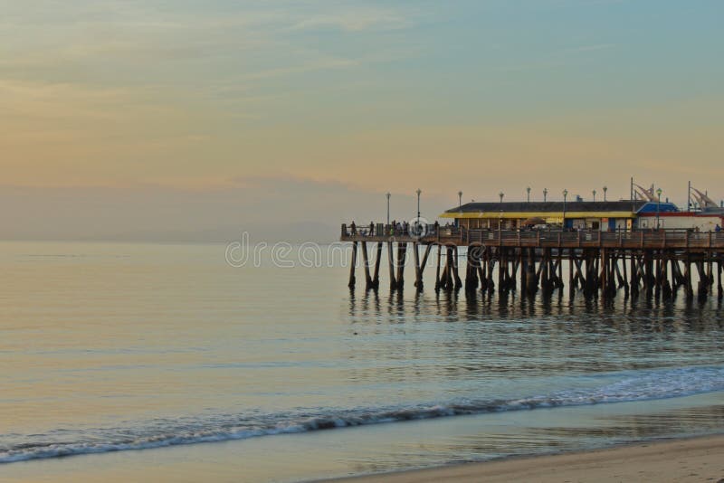 Lugna vinterafton på den Redondo Beach pir, Los Angeles, Kalifornien royaltyfri fotografi Lugna vinterafton på den Redondo Beach pir, Los Angeles, Kalifornien royaltyfri fotografi