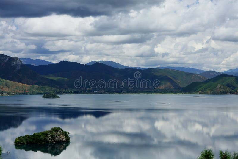 Lugu jezioro, Lijiang, Yunnan, Chiny obraz stock Lugu jezioro, Lijiang, Yunnan, Chiny obraz stock