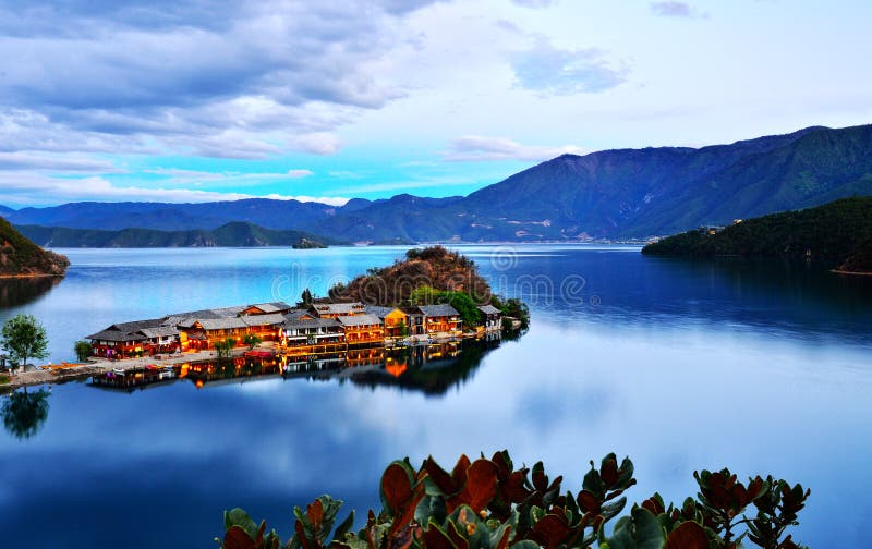 Lugu Jazero leží 200 kilometrov od centra mesta Lijiang Mesta, na hranici medzi Ninglang Kraj v Provincii Yunnan a Yanyuan Kraj v Provincie s ' - čchuan.
