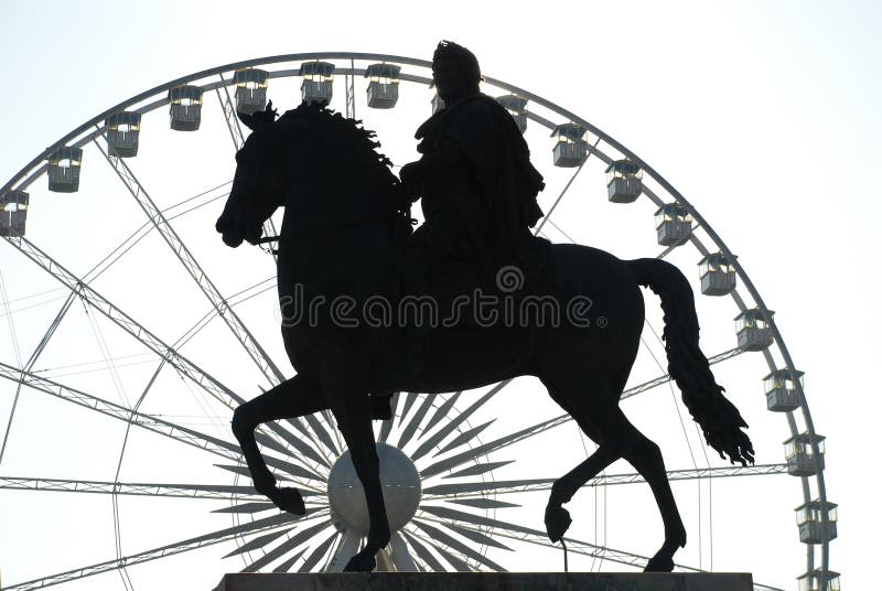 Estatua de asamblea sobre el un caballo, el lugar,, Francia.