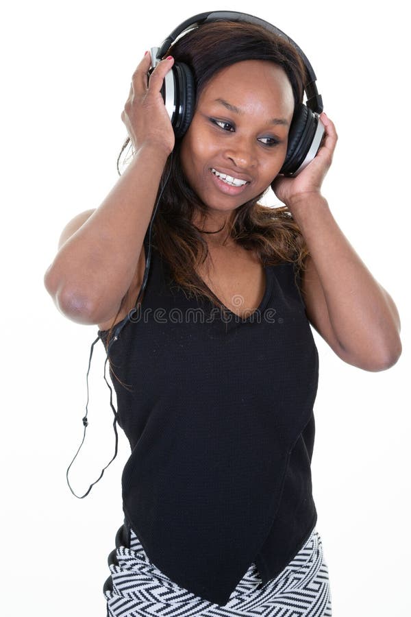 Luistert de muziek Amerikaanse Afrikaanse vrouw in hoofdtelefoons stock afbeelding Luistert de muziek Amerikaanse Afrikaanse vrouw in hoofdtelefoons stock afbeelding