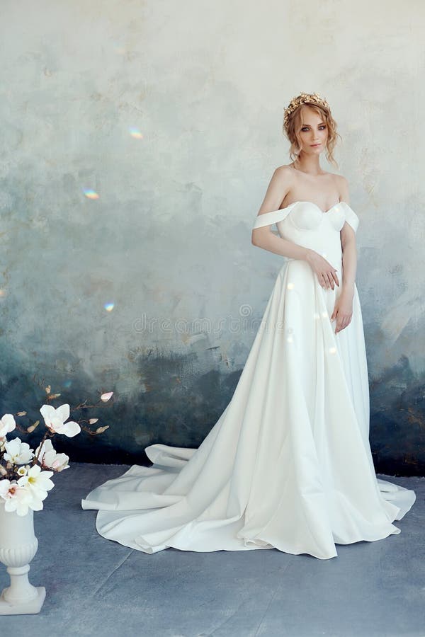 Lujoso Vestido De Novia Blanco En El Cuerpo De La Chica. Nueva Colección De Vestidos De Boda. Noche De Novia, Una Mujer Esperando Foto de archivo - Imagen de hermoso, sano: 158072152 Lujoso Vestido De Novia Blanco En El Cuerpo De La Chica. Nueva Colección De Vestidos De Boda. Noche De Novia, Una Mujer Esperando Foto de archivo - Imagen de hermoso, sano: 158072152