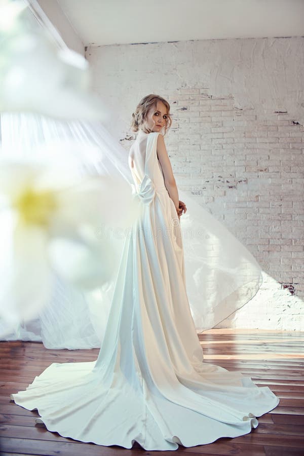 Lujoso Vestido De Novia Blanco En El Cuerpo De La Chica. Nueva Colección De Vestidos De Boda. Noche De Novia, Una Mujer Esperando Imagen de archivo - Imagen de encanto, pelo: 158072157 Lujoso Vestido De Novia Blanco En El Cuerpo De La Chica. Nueva Colección De Vestidos De Boda. Noche De Novia, Una Mujer Esperando Imagen de archivo - Imagen de encanto, pelo: 158072157
