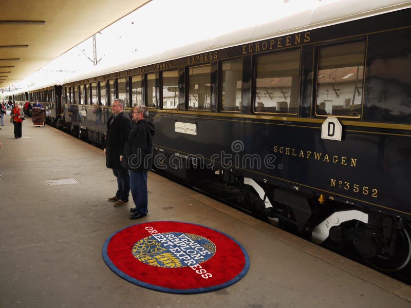 Luksus Ukierunkowywa pociąg ekspresowego w Praga