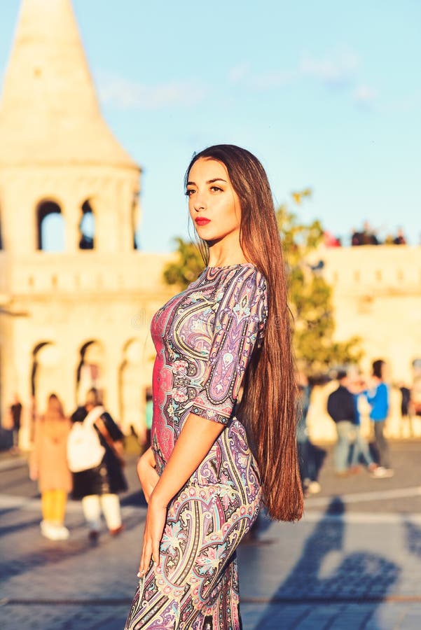 Luksusowa kobieta w wiecz?r sukni w ulicie luksusowa kobieta w ładny smokingowy plenerowym obraz stock Luksusowa kobieta w wiecz?r sukni w ulicie luksusowa kobieta w ładny smokingowy plenerowym obraz stock