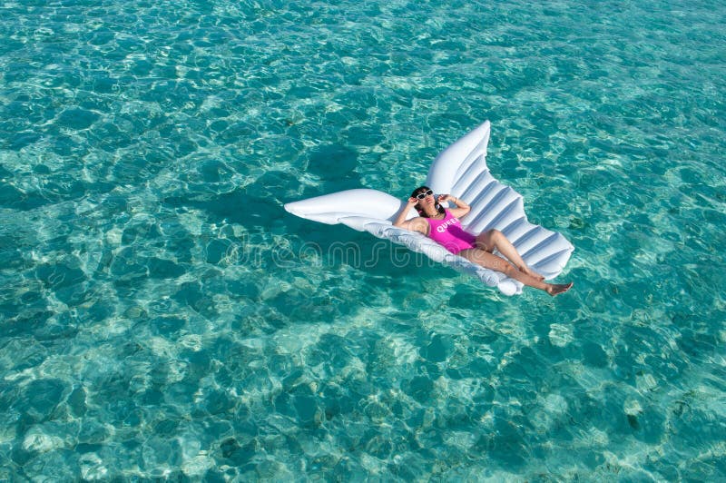 Luksusowa letnia kobieta na plaży rozluźnia się leżąc na nadmuchiwanym basenie pływającym na Malediwach opalanych słońcem Model s zdjęcia stock Luksusowa letnia kobieta na plaży rozluźnia się leżąc na nadmuchiwanym basenie pływającym na Malediwach opalanych słońcem Model s zdjęcia stock