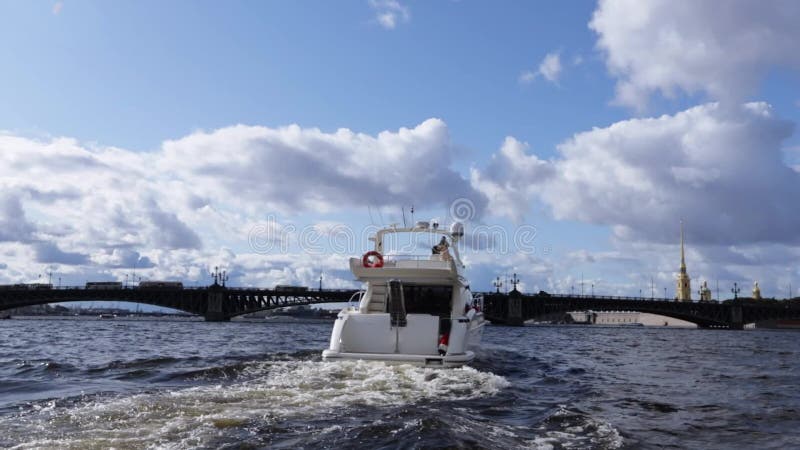 Luksusowe żeglowanie jachtowe w mieście Sankt Petersburg latem